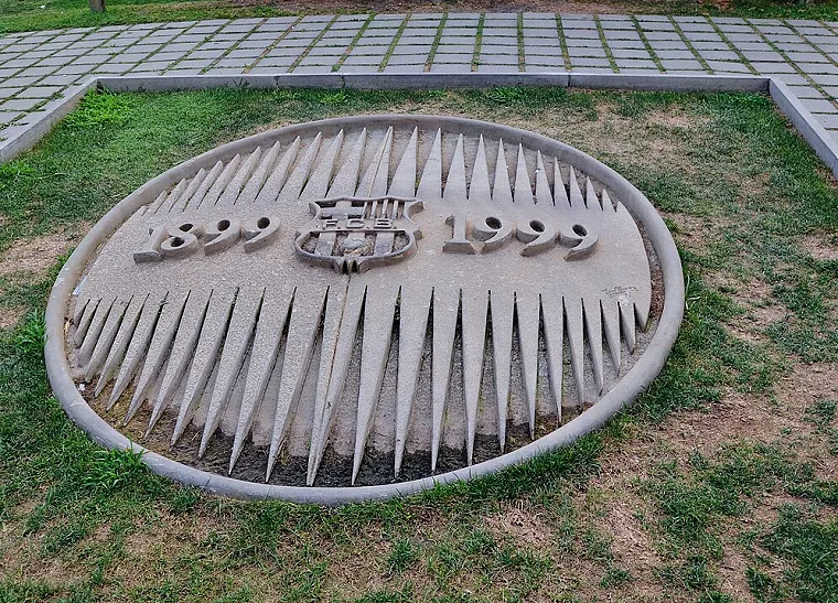 决赛开场阶段双方在中路的谨慎站位（中场线的位置决定谁能控制节奏）